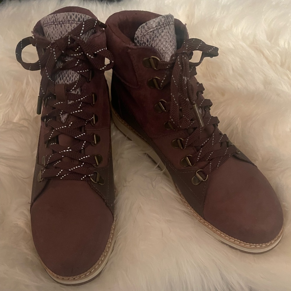 Brand NEW Toms Mesa Leather Lace Up Booties. Size 8.5